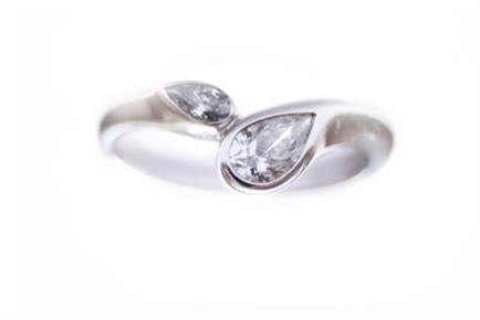 18ct White Gold 2 stone pear shaped Daimond ring £