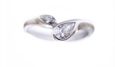 18ct White Gold 2 stone pear shaped Daimond ring £