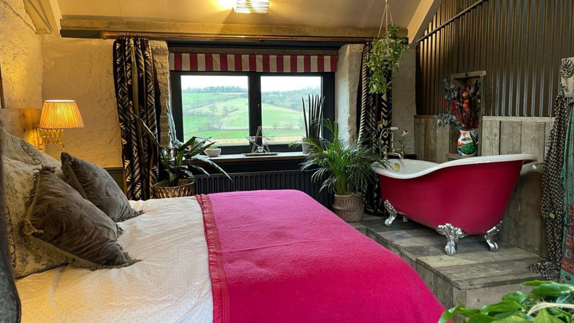 Bedroom with rolltop bath