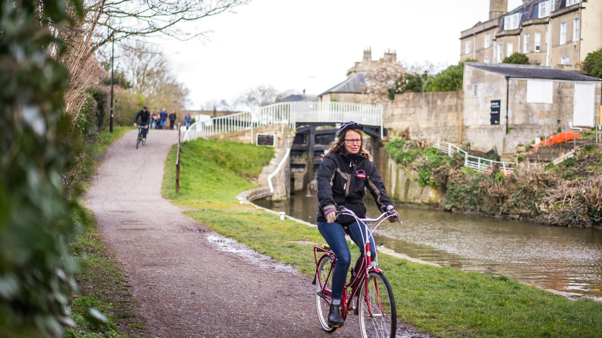 Cycling along Kennet and Avon Canal