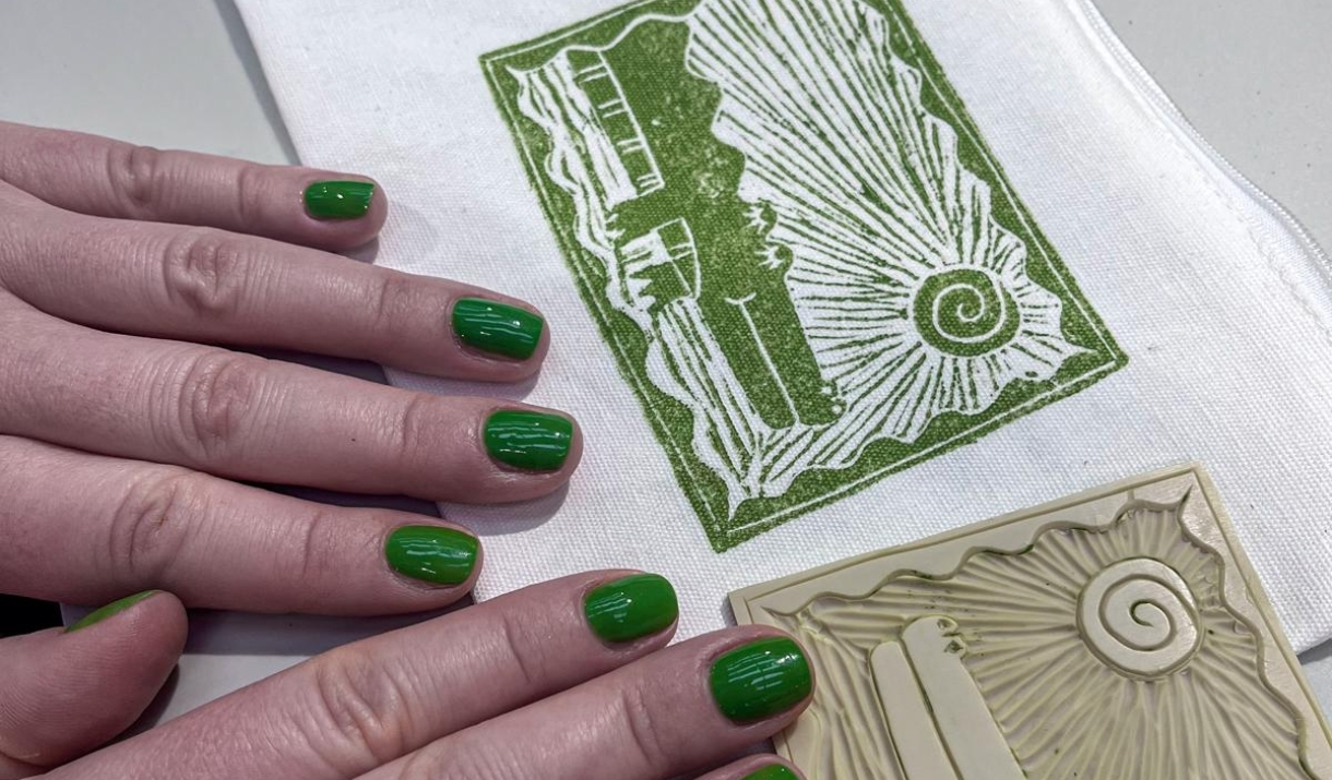 hands cutting lino