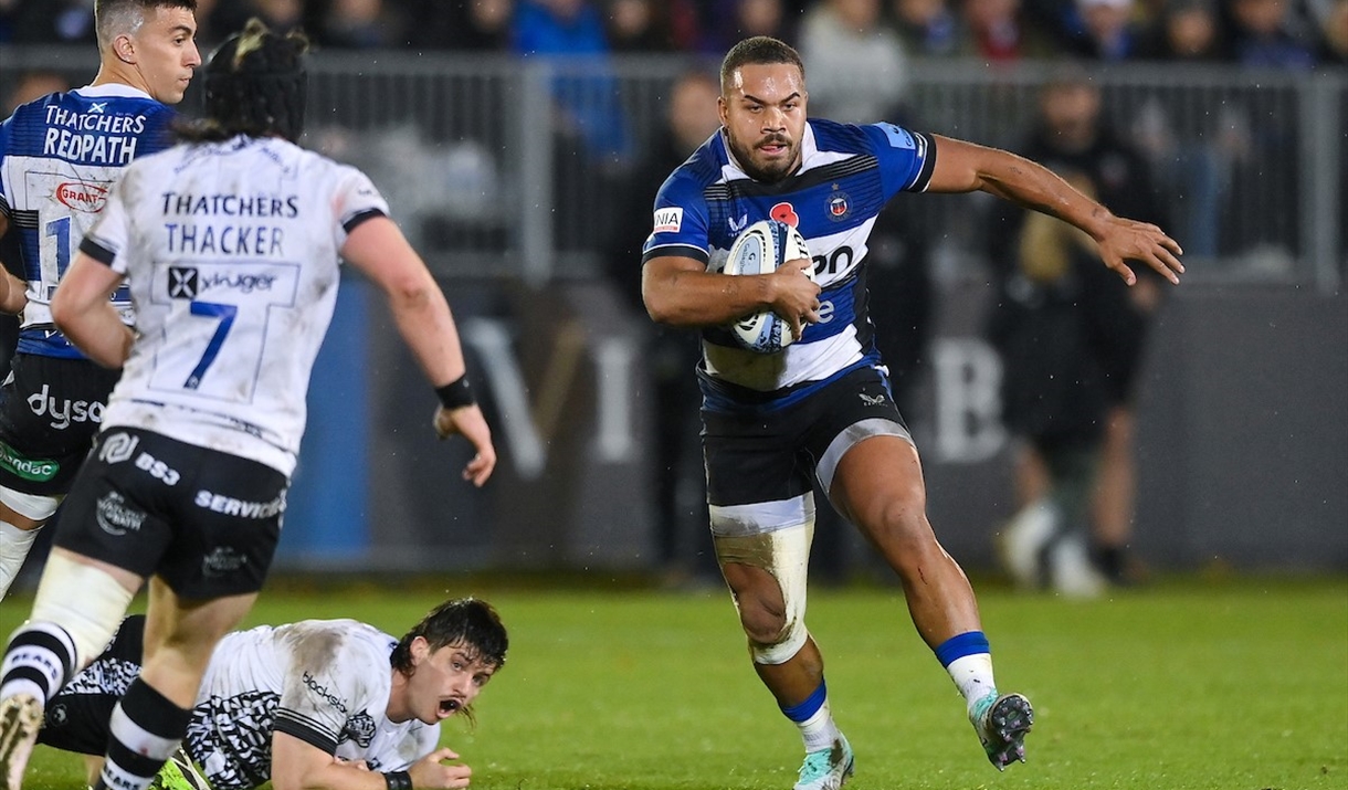 Ollie Lawrence of Bath Rugby in possession.