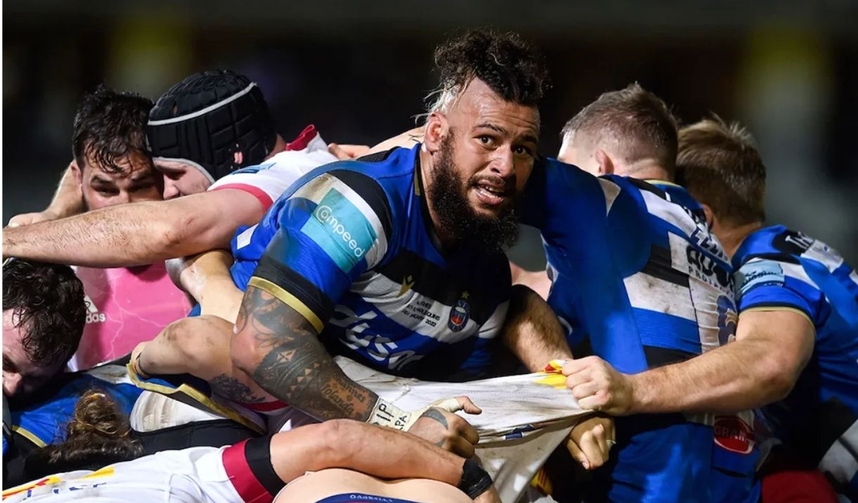 people being tackled playing rugby
