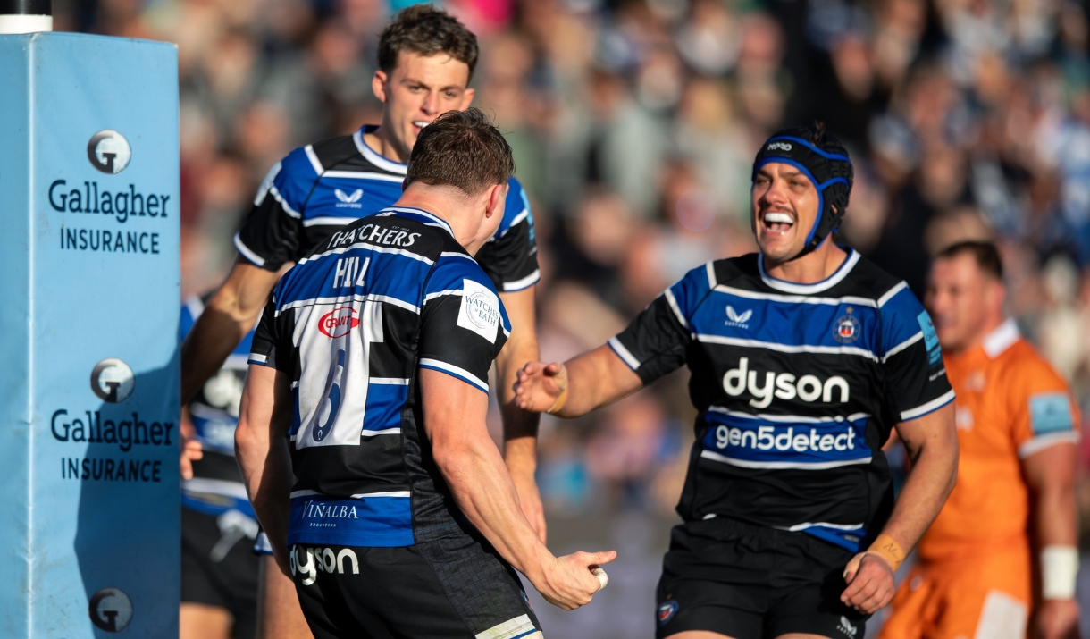 Ted Hill of Bath Rugby celebrates his first half try with team-mates.