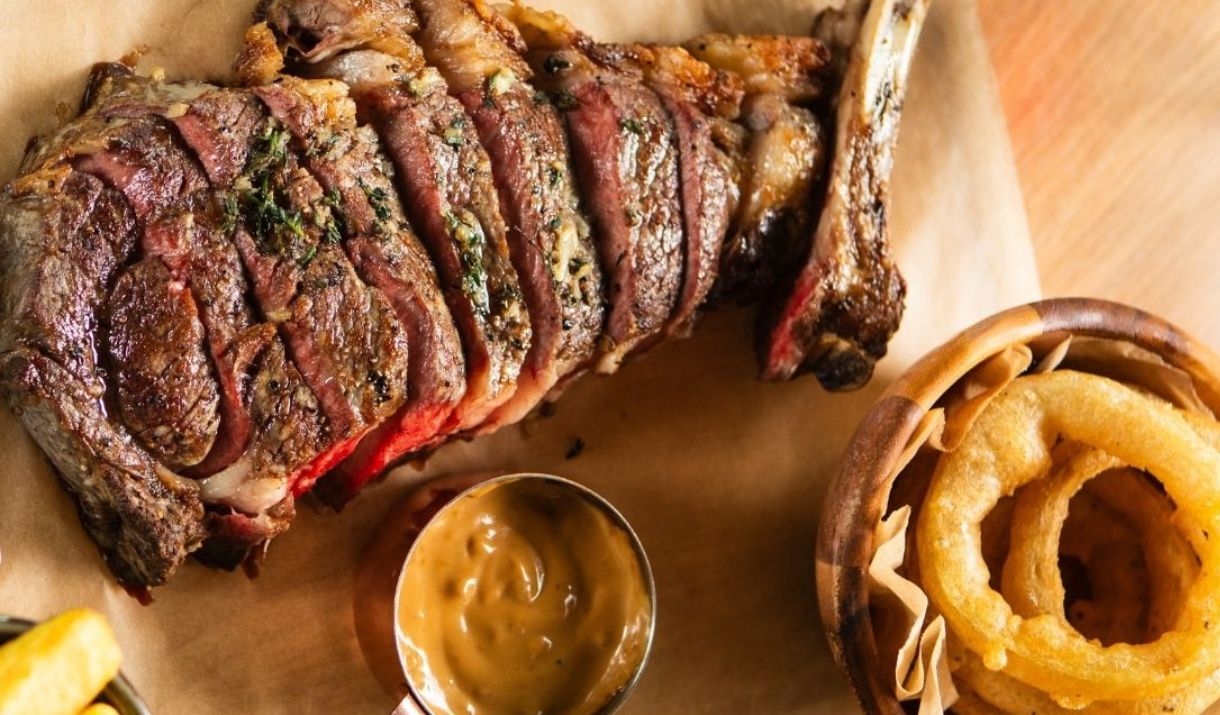 Cote de boeuf with pepper sauce and onion rings