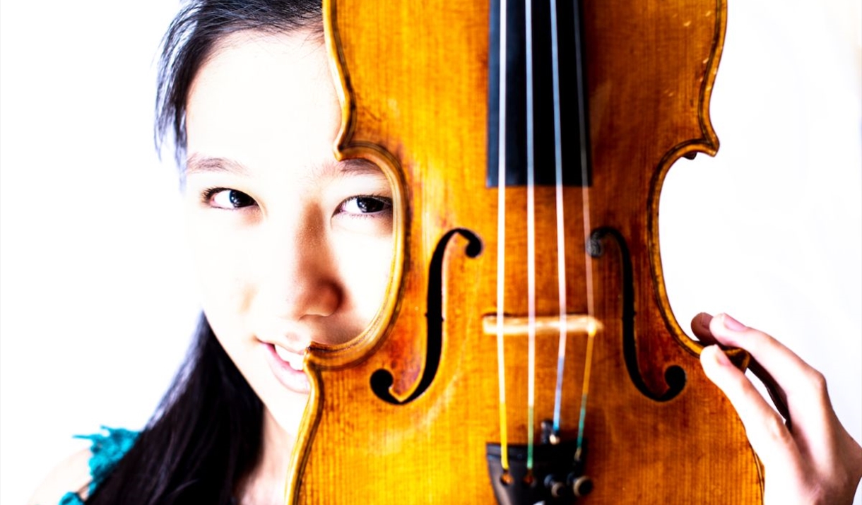 Leia Zhu hiding behind a violin