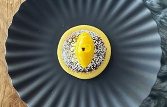 A dish on a round circular plate.