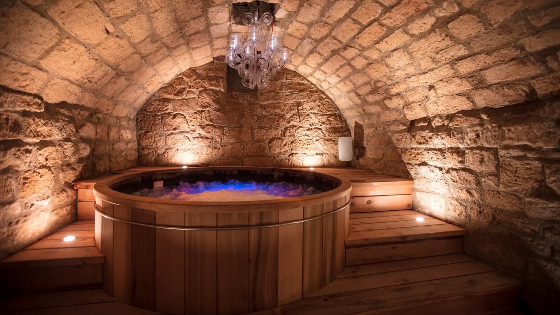 Hot tub at the Spa 15 at No. 15 Great Pulteney