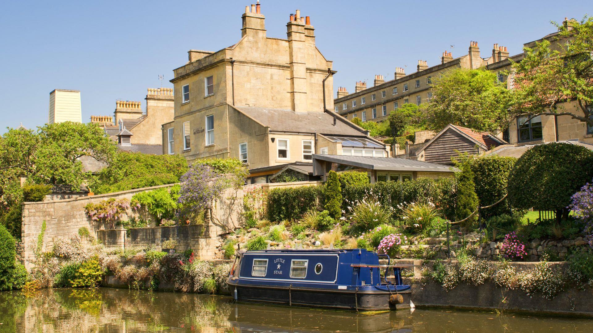 A narrowboat on the Kennet & Avon Canal, credit Korey Watson